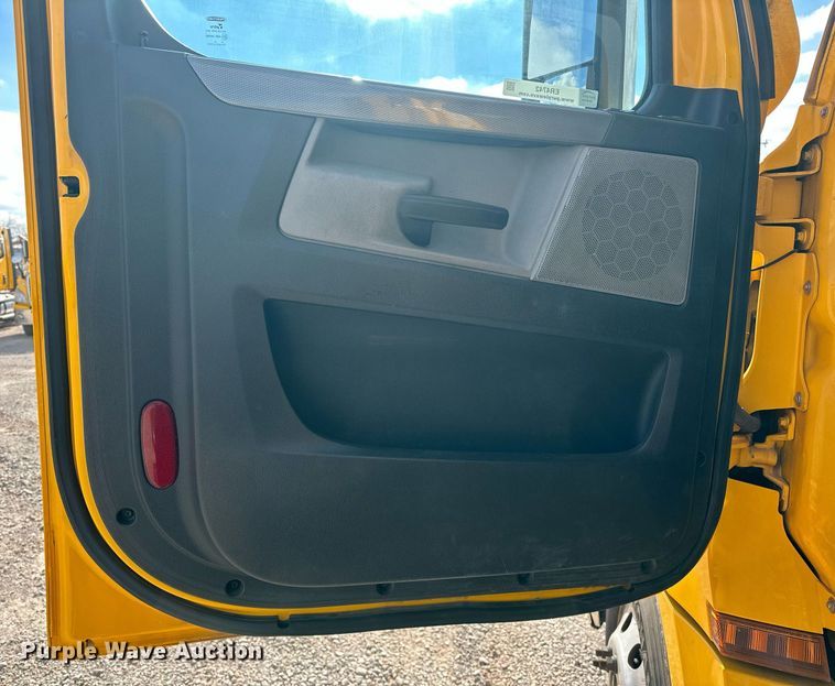 image for item ER4742 2021 Freightliner Cascadia 126 semi truck