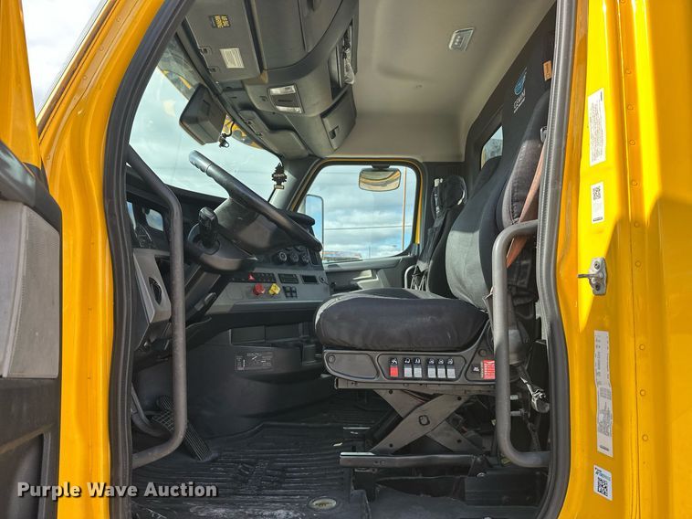 image for item ER4742 2021 Freightliner Cascadia 126 semi truck