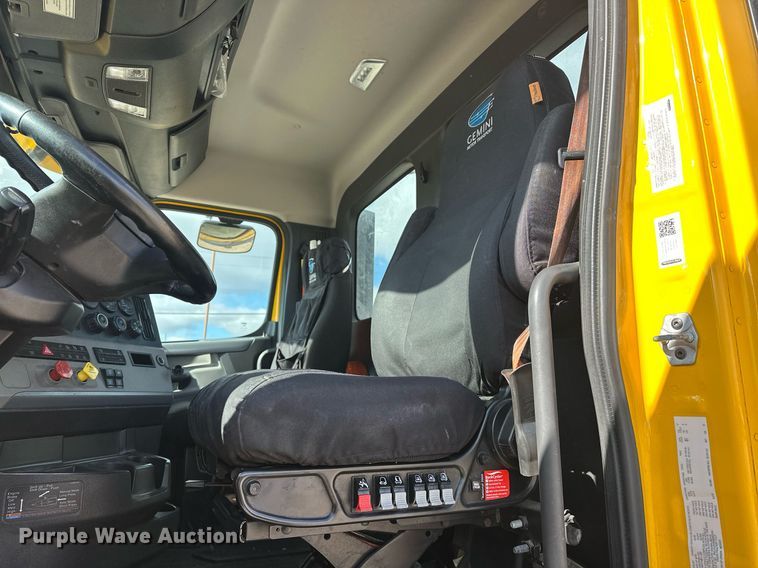 image for item ER4742 2021 Freightliner Cascadia 126 semi truck