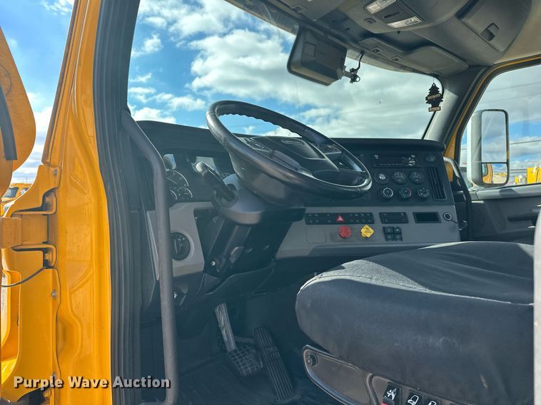 image for item ER4742 2021 Freightliner Cascadia 126 semi truck