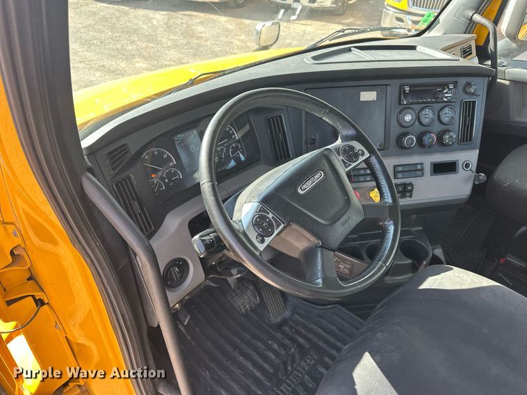 image for item ER4742 2021 Freightliner Cascadia 126 semi truck