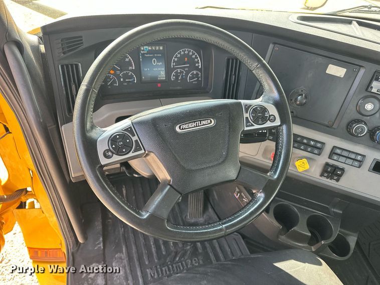 image for item ER4742 2021 Freightliner Cascadia 126 semi truck