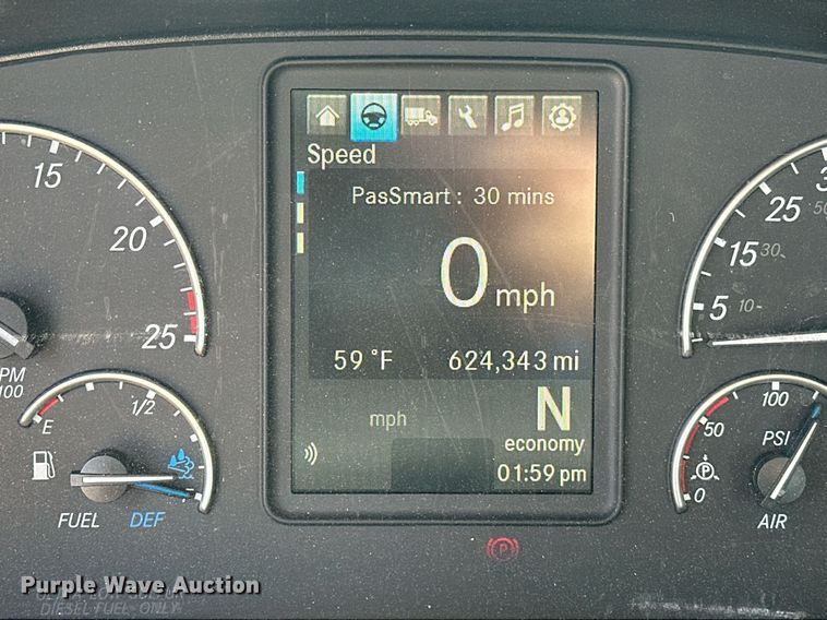 image for item ER4742 2021 Freightliner Cascadia 126 semi truck