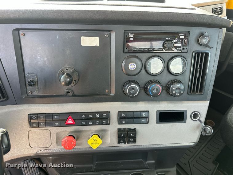 image for item ER4742 2021 Freightliner Cascadia 126 semi truck