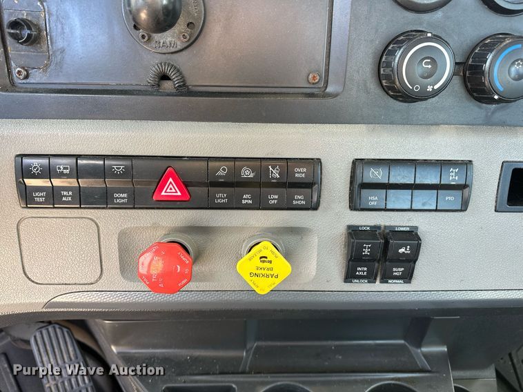 image for item ER4742 2021 Freightliner Cascadia 126 semi truck