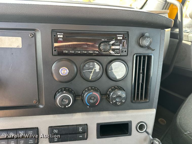 image for item ER4742 2021 Freightliner Cascadia 126 semi truck