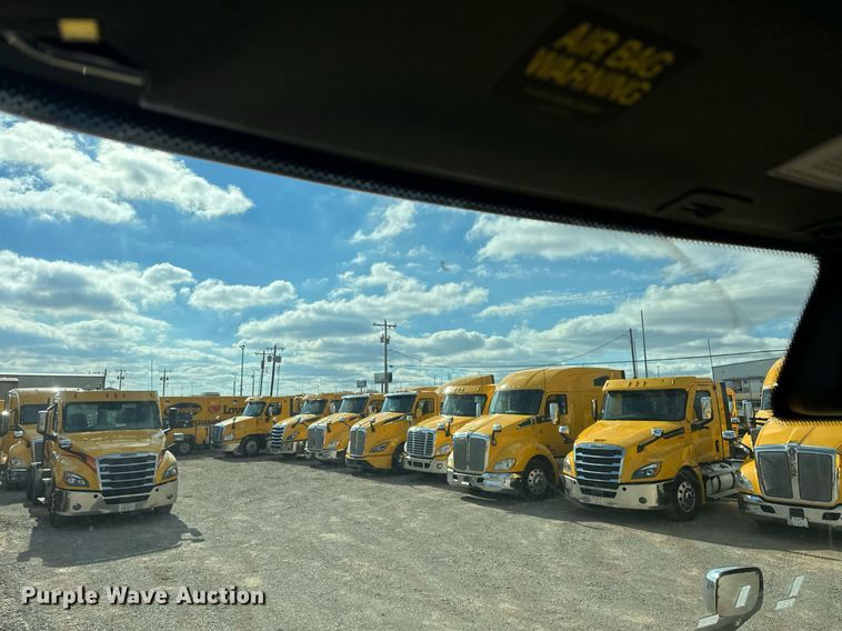 image for item ER4742 2021 Freightliner Cascadia 126 semi truck