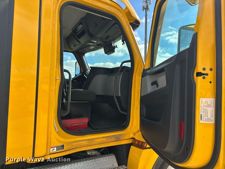 image for item ER4742 2021 Freightliner Cascadia 126 semi truck