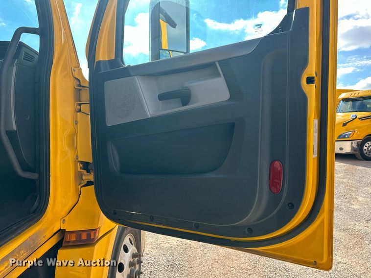 image for item ER4742 2021 Freightliner Cascadia 126 semi truck