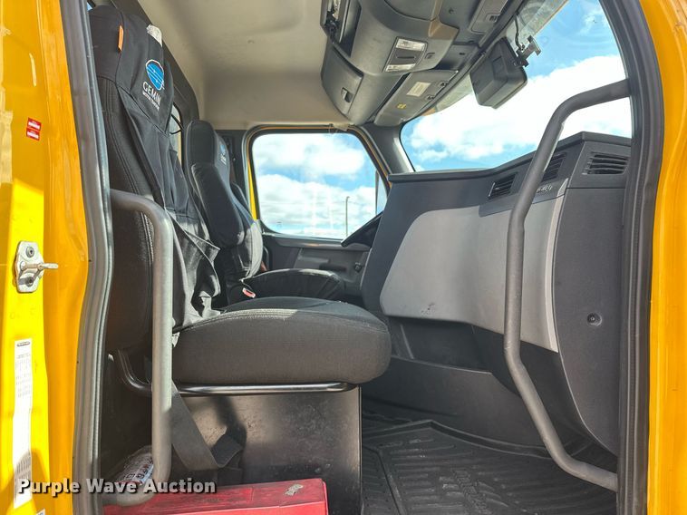 image for item ER4742 2021 Freightliner Cascadia 126 semi truck