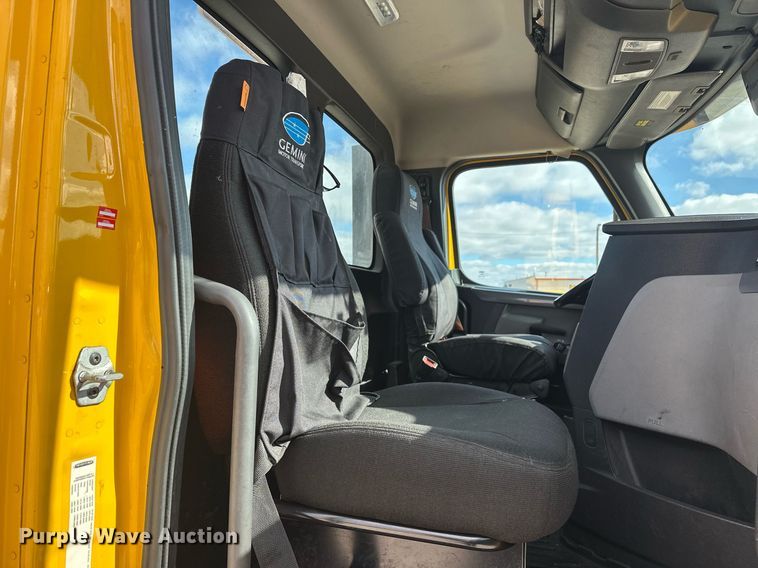 image for item ER4742 2021 Freightliner Cascadia 126 semi truck