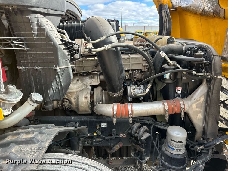 image for item ER4742 2021 Freightliner Cascadia 126 semi truck