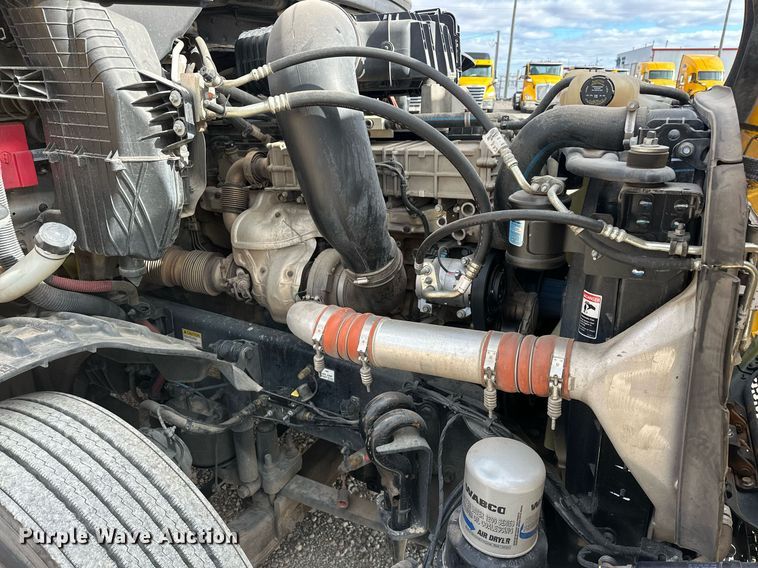 image for item ER4742 2021 Freightliner Cascadia 126 semi truck