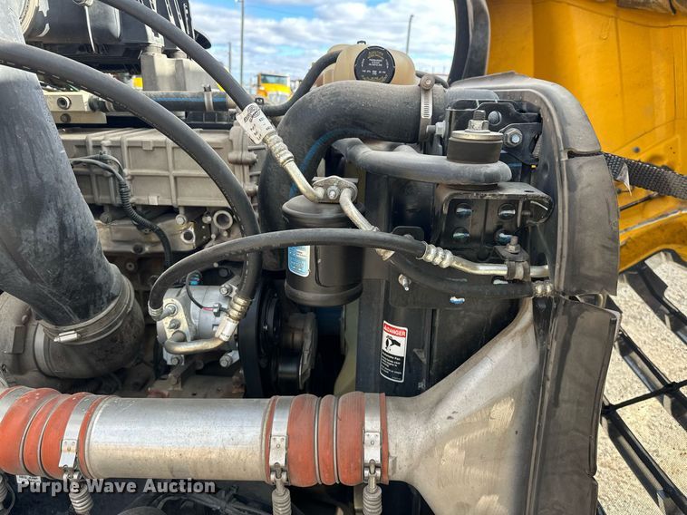 image for item ER4742 2021 Freightliner Cascadia 126 semi truck