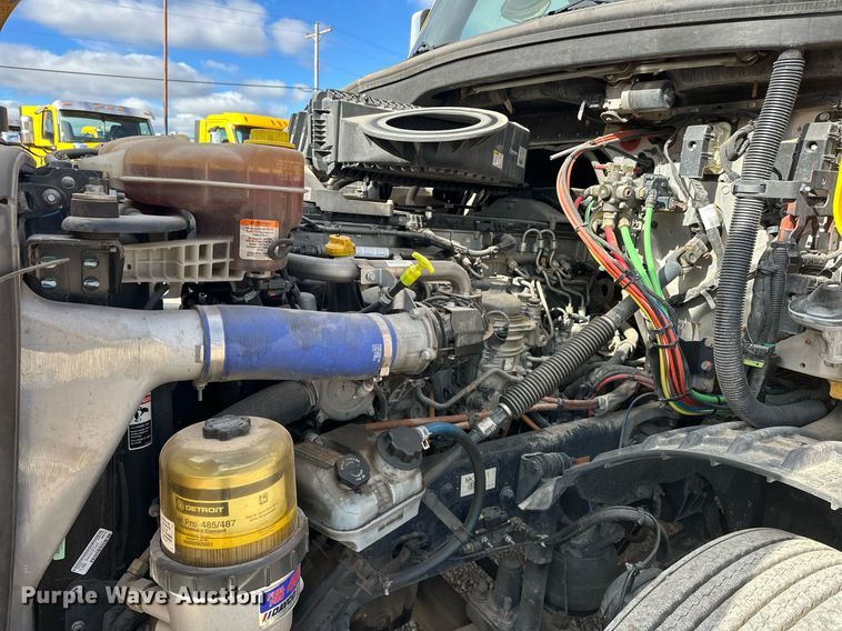 image for item ER4742 2021 Freightliner Cascadia 126 semi truck