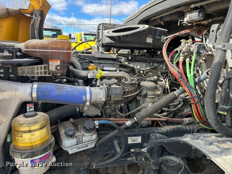 image for item ER4742 2021 Freightliner Cascadia 126 semi truck