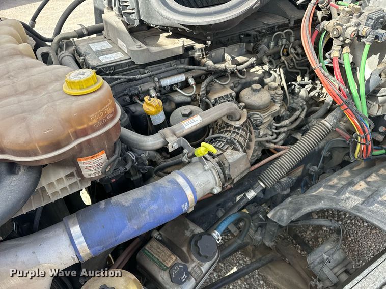 image for item ER4742 2021 Freightliner Cascadia 126 semi truck