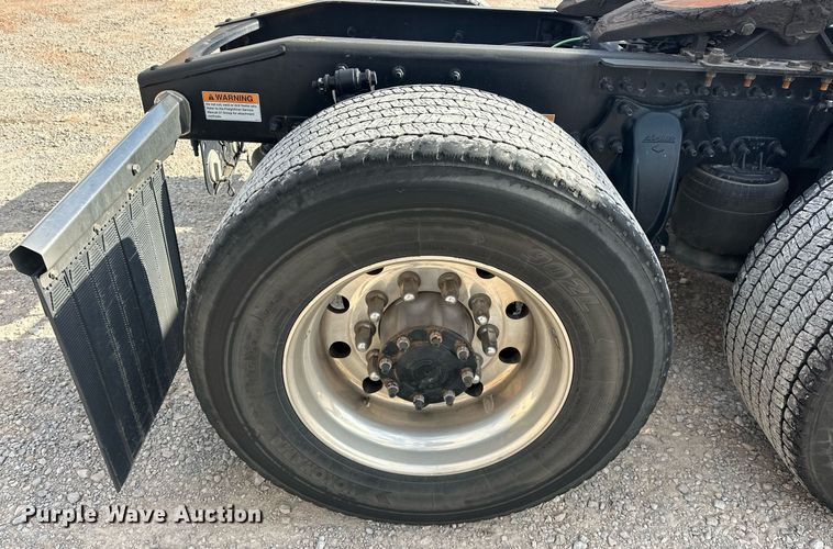 image for item ER4742 2021 Freightliner Cascadia 126 semi truck