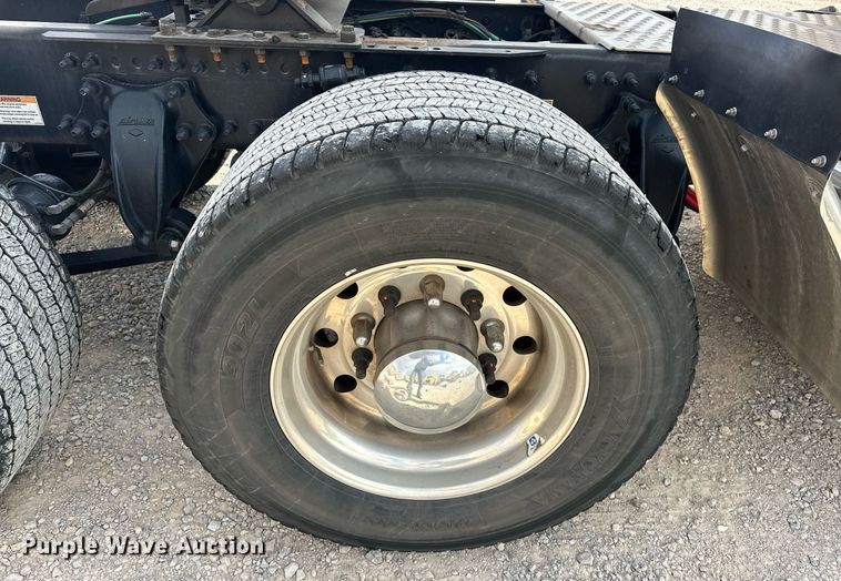 image for item ER4742 2021 Freightliner Cascadia 126 semi truck