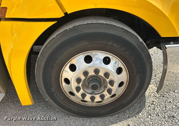 image for item ER4742 2021 Freightliner Cascadia 126 semi truck