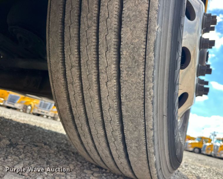 image for item ER4742 2021 Freightliner Cascadia 126 semi truck