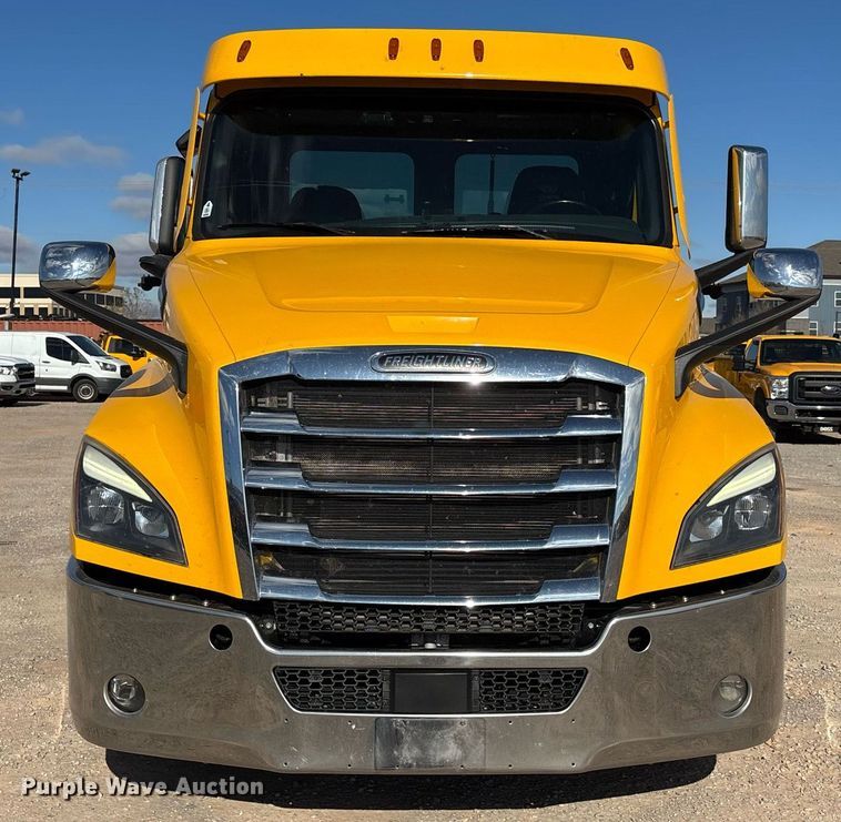 image for item ER4744 2022 Freightliner Cascadia 126 semi truck