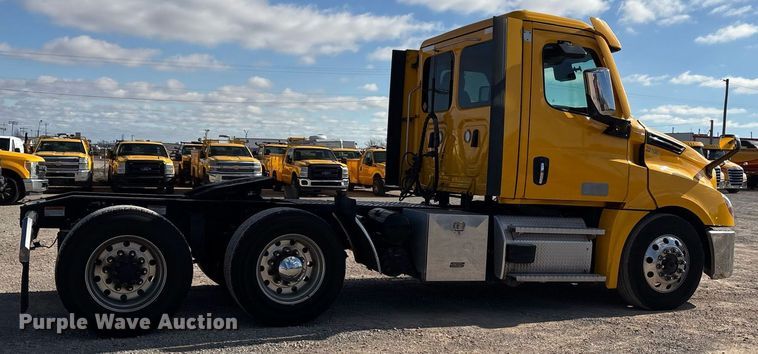 image for item ER4744 2022 Freightliner Cascadia 126 semi truck