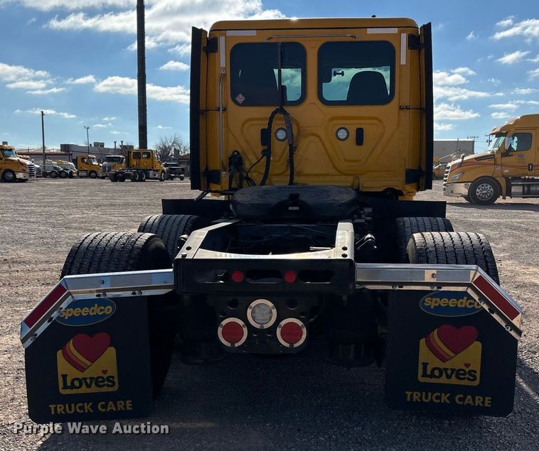 image for item ER4744 2022 Freightliner Cascadia 126 semi truck