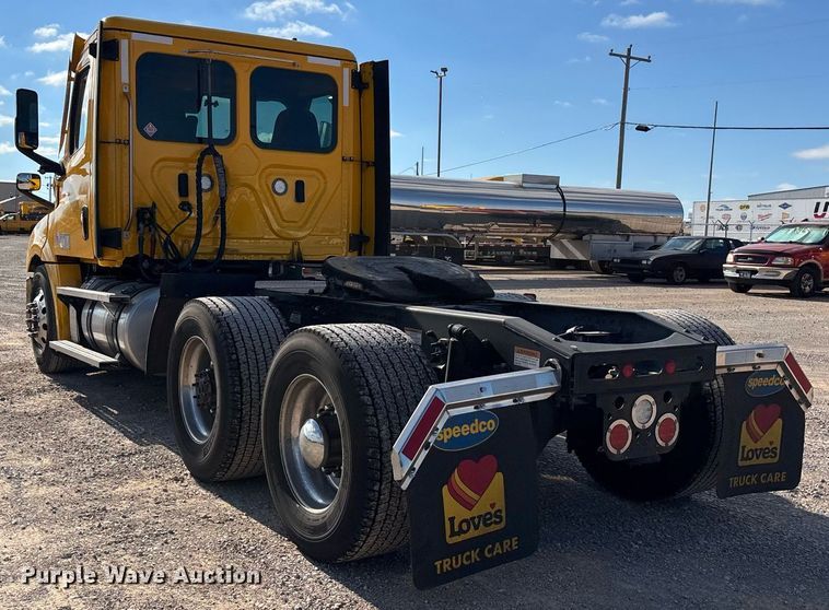 image for item ER4744 2022 Freightliner Cascadia 126 semi truck