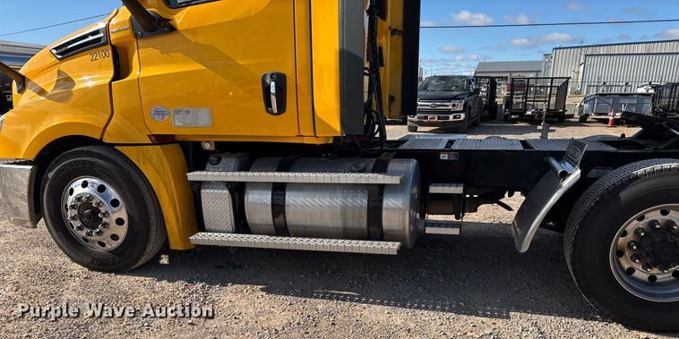 image for item ER4744 2022 Freightliner Cascadia 126 semi truck