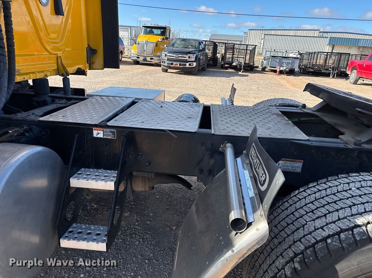 image for item ER4744 2022 Freightliner Cascadia 126 semi truck