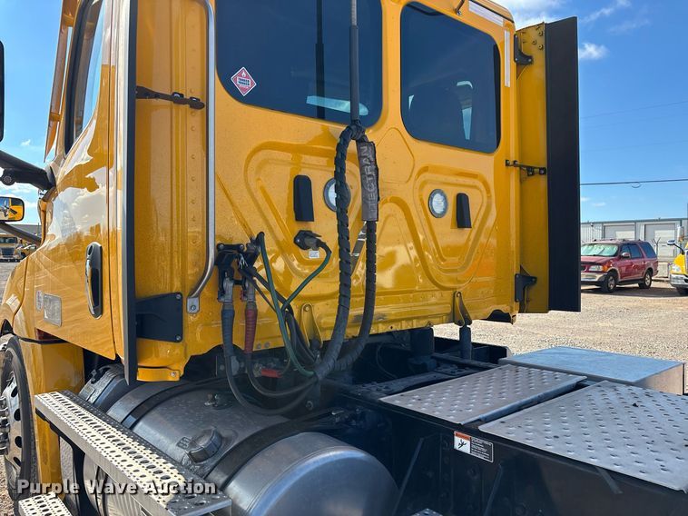 image for item ER4744 2022 Freightliner Cascadia 126 semi truck