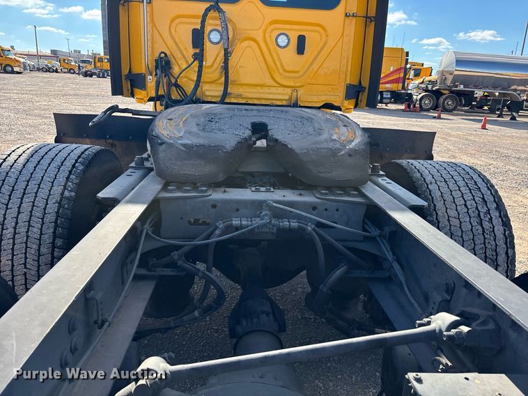 image for item ER4744 2022 Freightliner Cascadia 126 semi truck