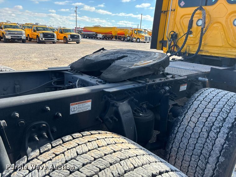 image for item ER4744 2022 Freightliner Cascadia 126 semi truck