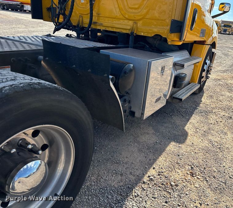 image for item ER4744 2022 Freightliner Cascadia 126 semi truck