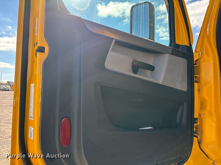 image for item ER4744 2022 Freightliner Cascadia 126 semi truck