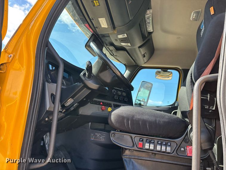 image for item ER4744 2022 Freightliner Cascadia 126 semi truck