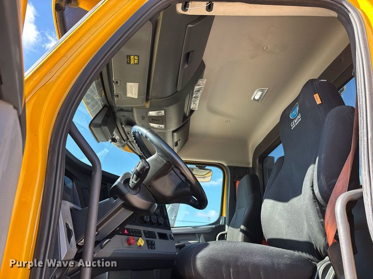 image for item ER4744 2022 Freightliner Cascadia 126 semi truck