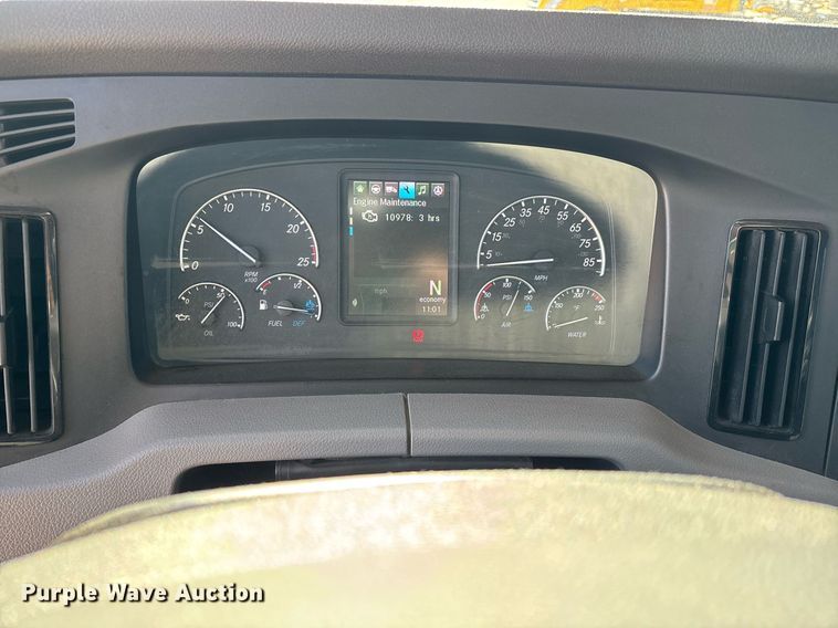 image for item ER4744 2022 Freightliner Cascadia 126 semi truck