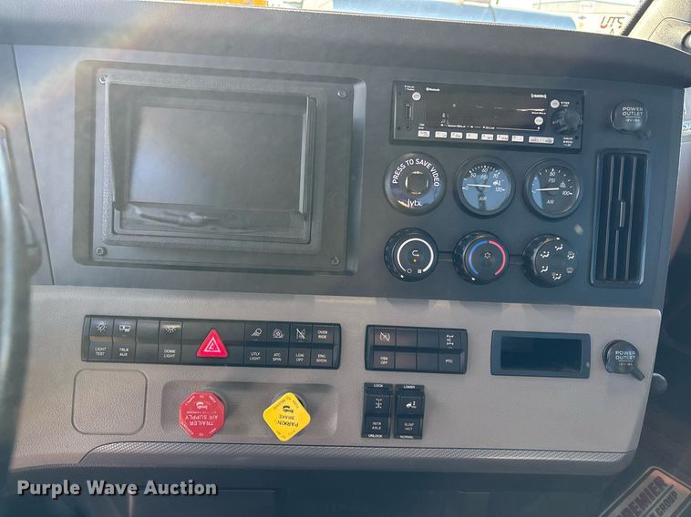 image for item ER4744 2022 Freightliner Cascadia 126 semi truck