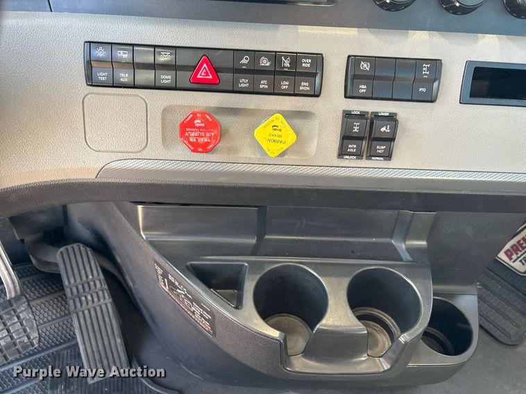 image for item ER4744 2022 Freightliner Cascadia 126 semi truck