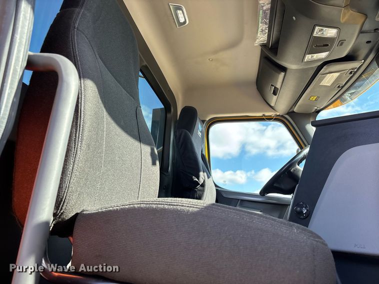 image for item ER4744 2022 Freightliner Cascadia 126 semi truck