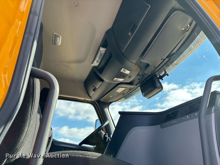 image for item ER4744 2022 Freightliner Cascadia 126 semi truck