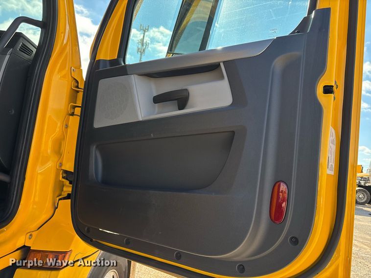 image for item ER4744 2022 Freightliner Cascadia 126 semi truck