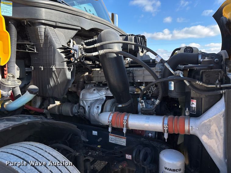 image for item ER4744 2022 Freightliner Cascadia 126 semi truck