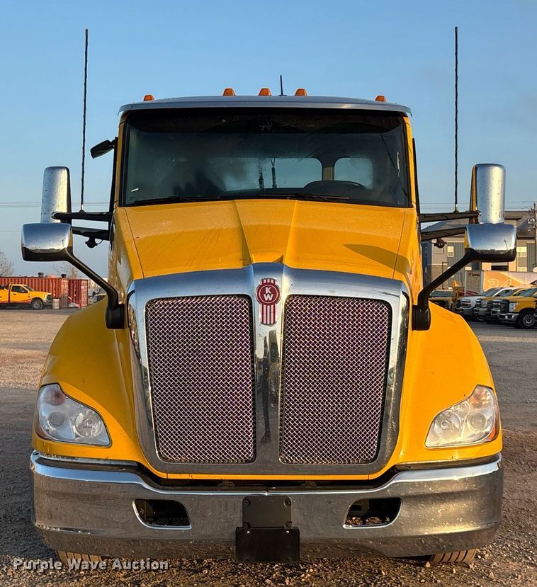image for item ER4746 2022 Kenworth T680 semi truck