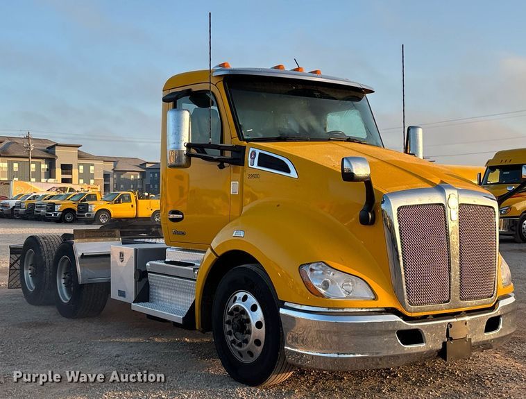 image for item ER4746 2022 Kenworth T680 semi truck