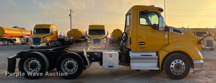 image for item ER4746 2022 Kenworth T680 semi truck