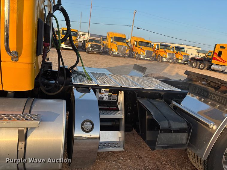 image for item ER4746 2022 Kenworth T680 semi truck