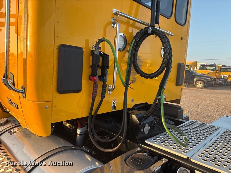 image for item ER4746 2022 Kenworth T680 semi truck